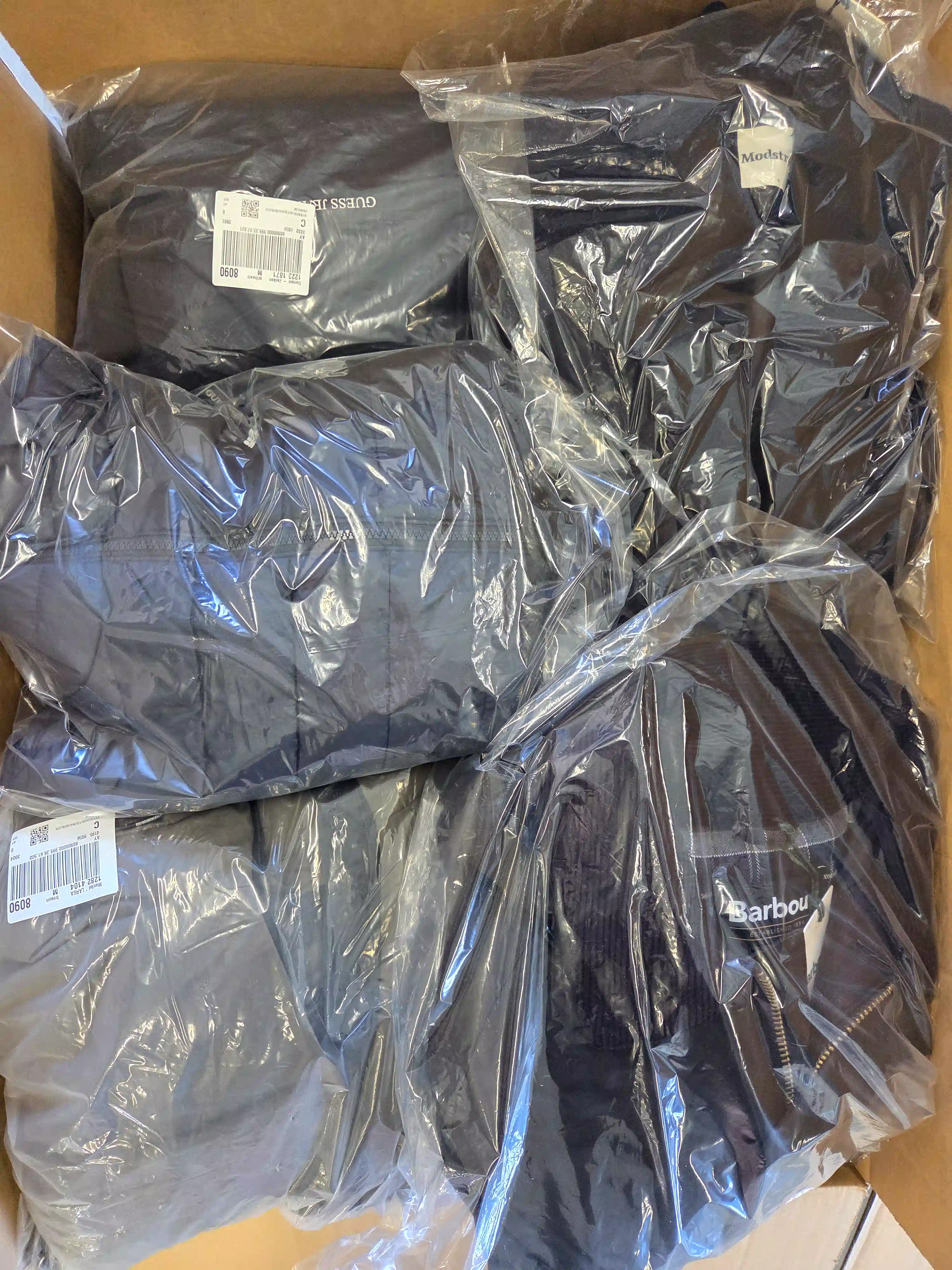 CJ135 3 The photo shows a package with clothing in the category C.