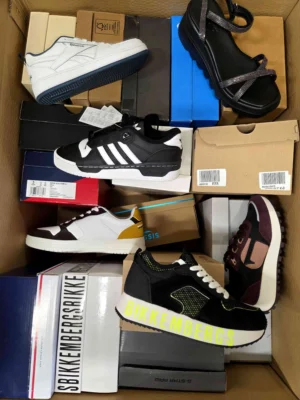The photo shows a package with footwear in the category AS.