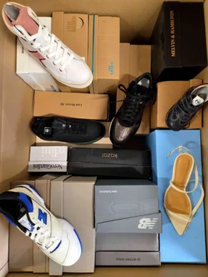 The photo shows a package with footwear in the category AS.
