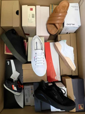 The photo shows a package with footwear in the category AS.