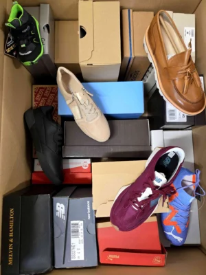 The photo shows a package with footwear in the category AS.