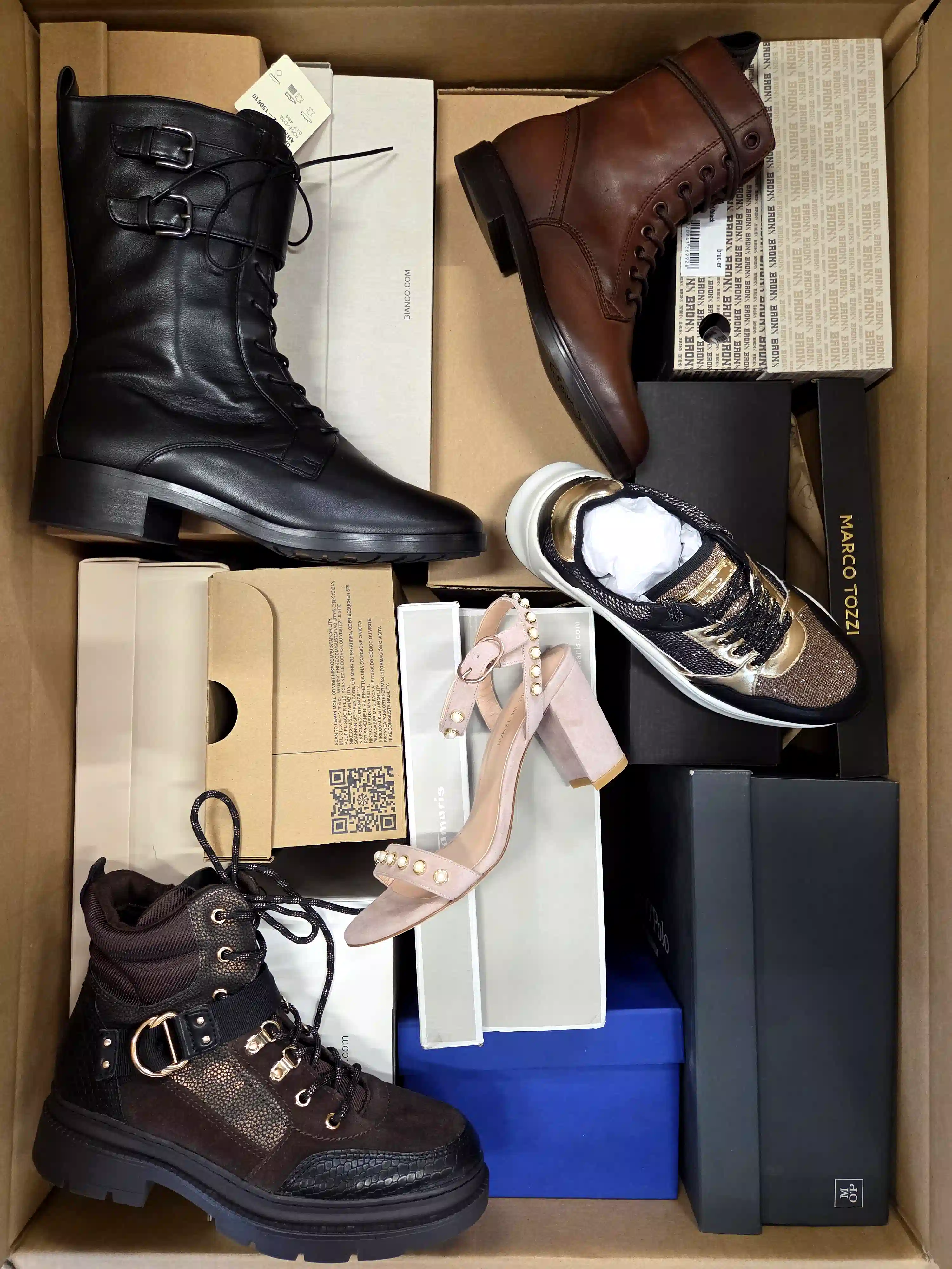 ASW152 3 The photo shows a package with footwear in the category AS.