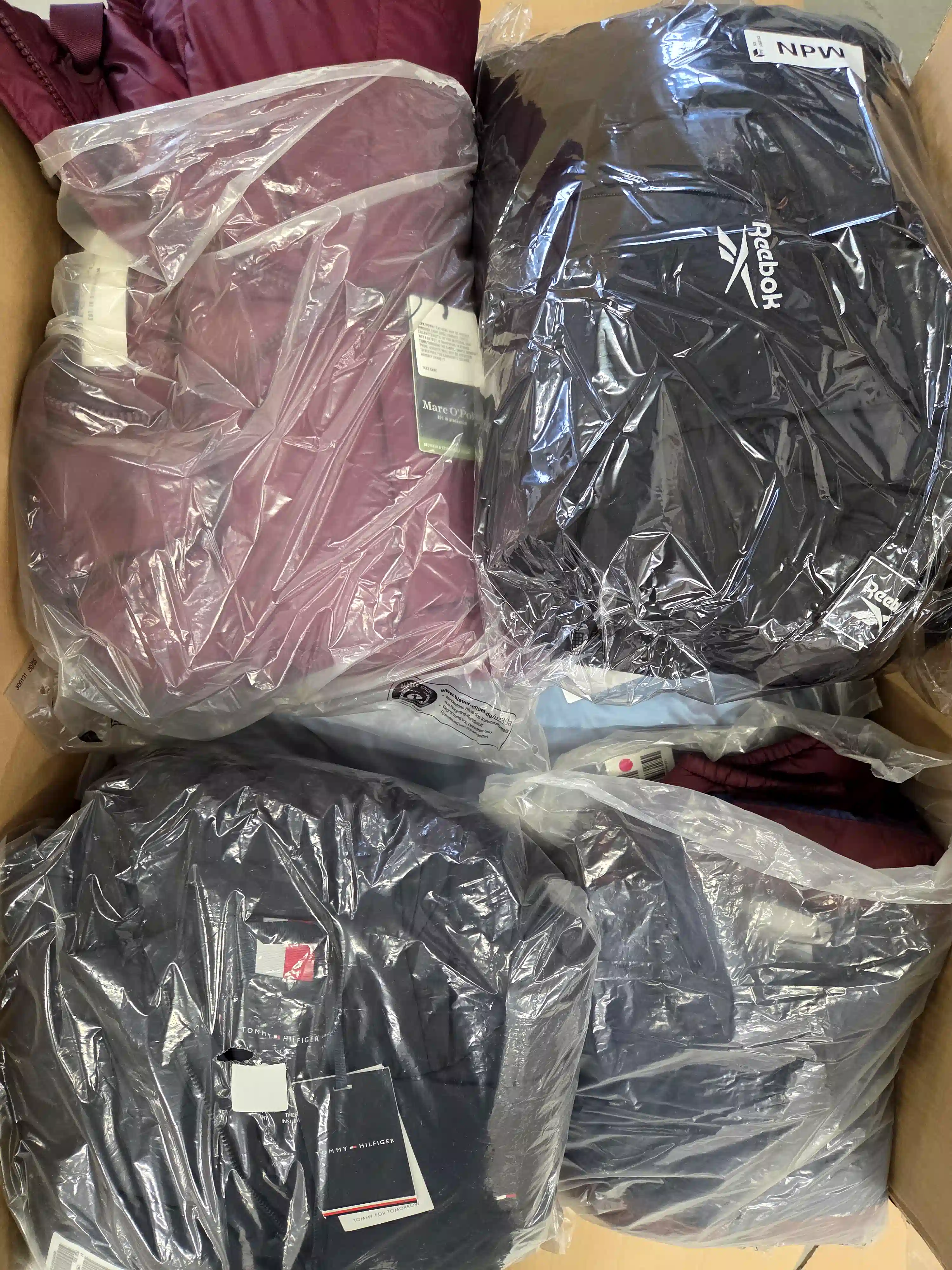 CJ155 3 The photo shows a package with clothing in the category C.