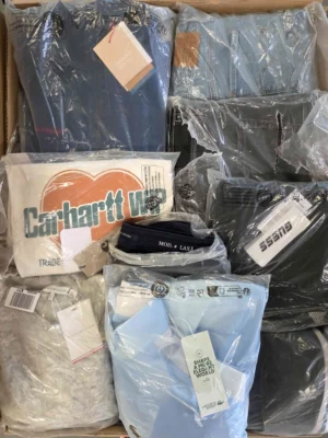 The photo shows a package with clothing in the category D.
