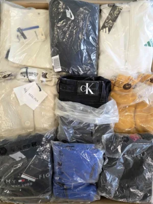 The photo shows a package with clothing in the category D.