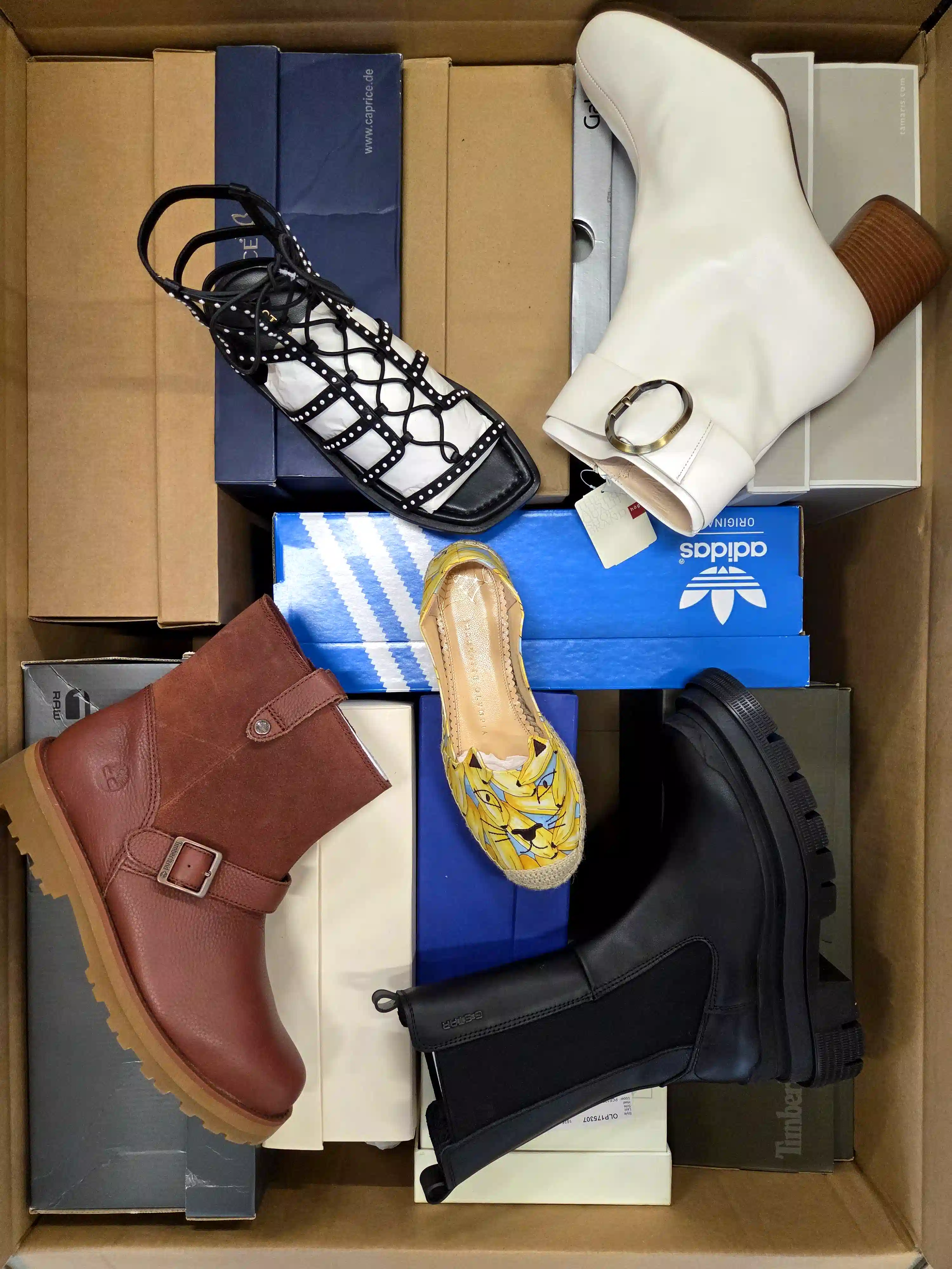 ASW156 3 The photo shows a package with footwear in the category AS.
