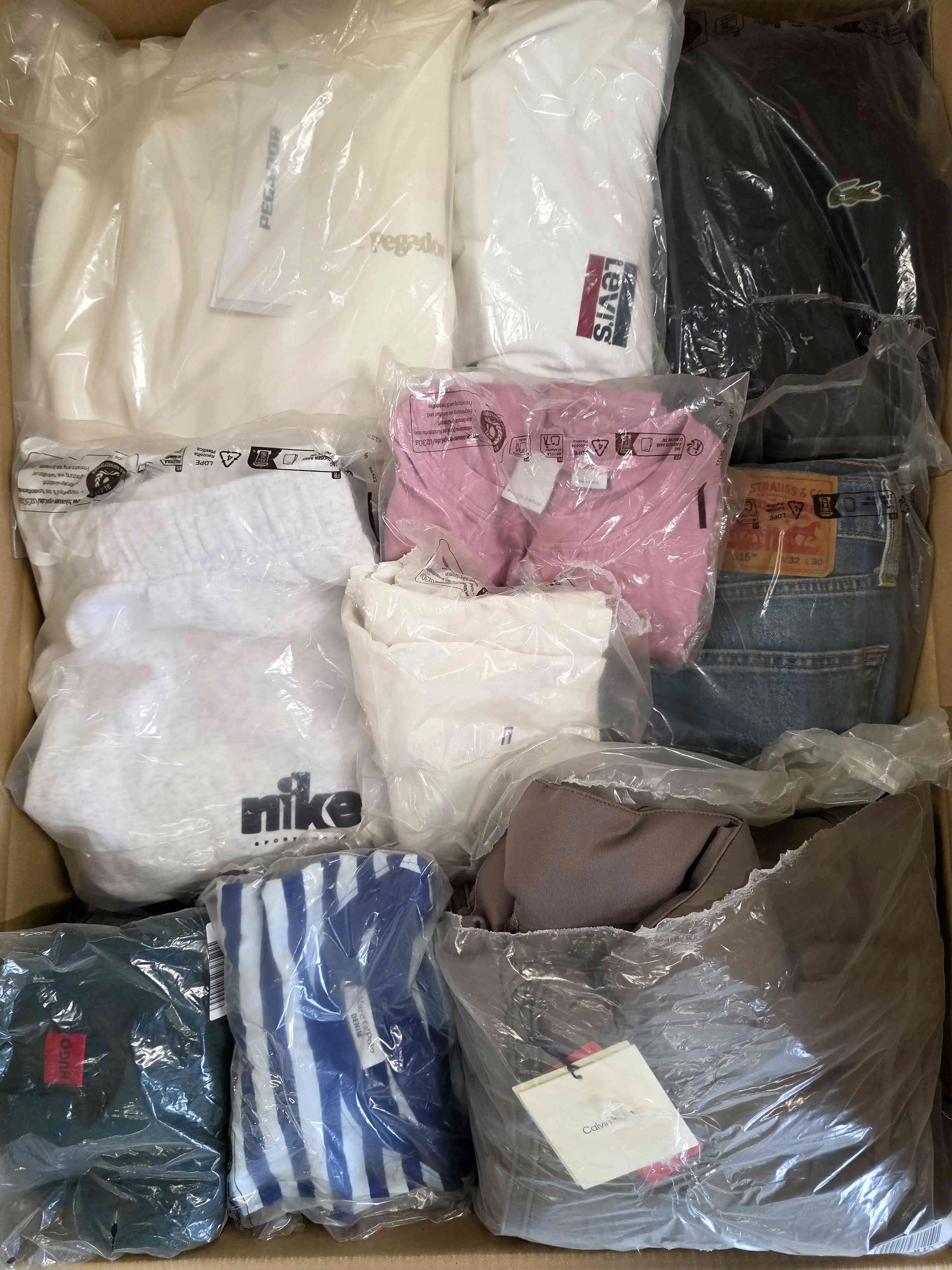 D1589 3 The photo shows a package with clothing in the category D.