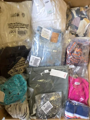 The photo shows a package with clothing in the category B.