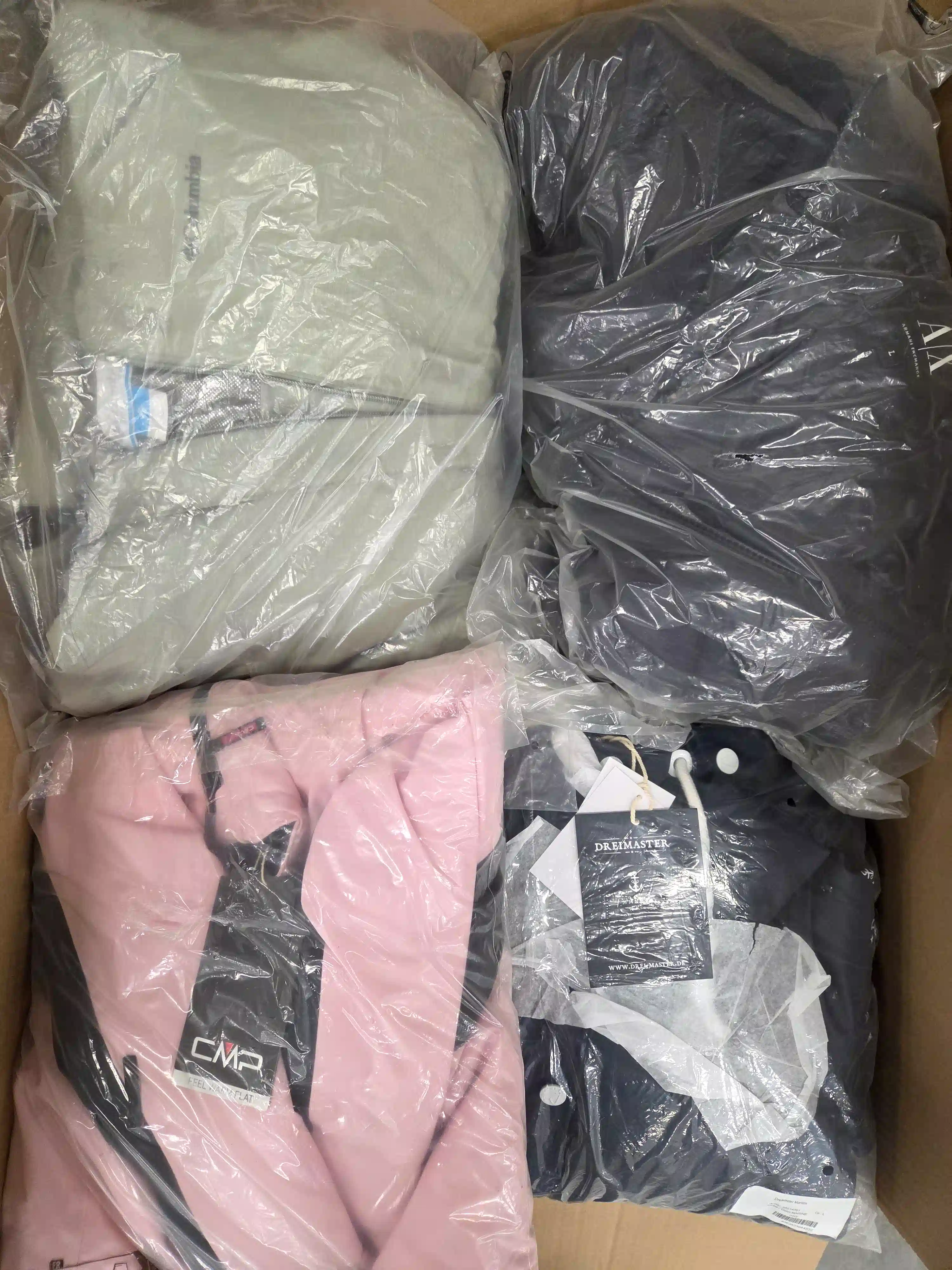CJ161 3 The photo shows a package with clothing in the category C.