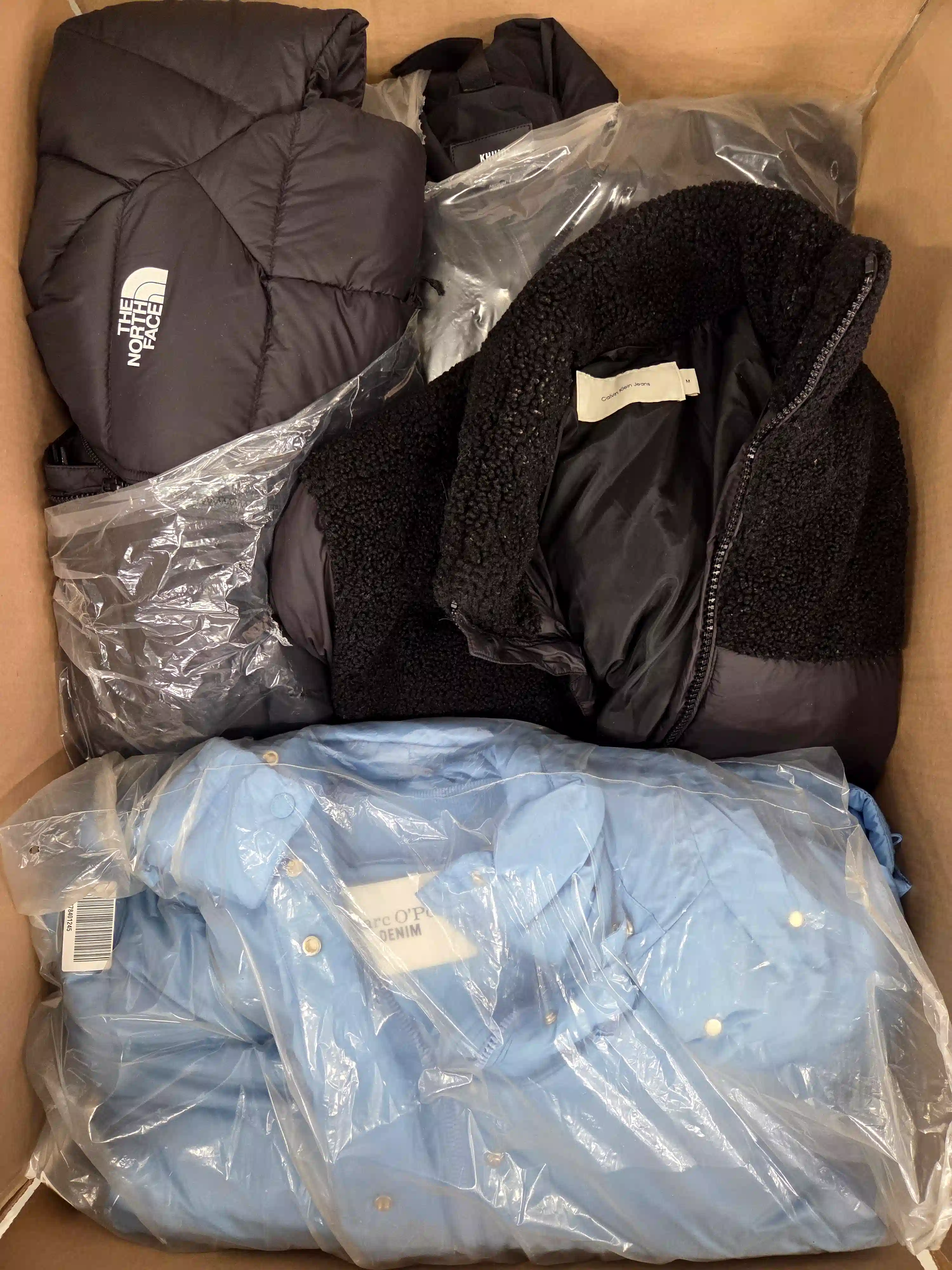 CJ163 3 The photo shows a package with clothing in the category C.