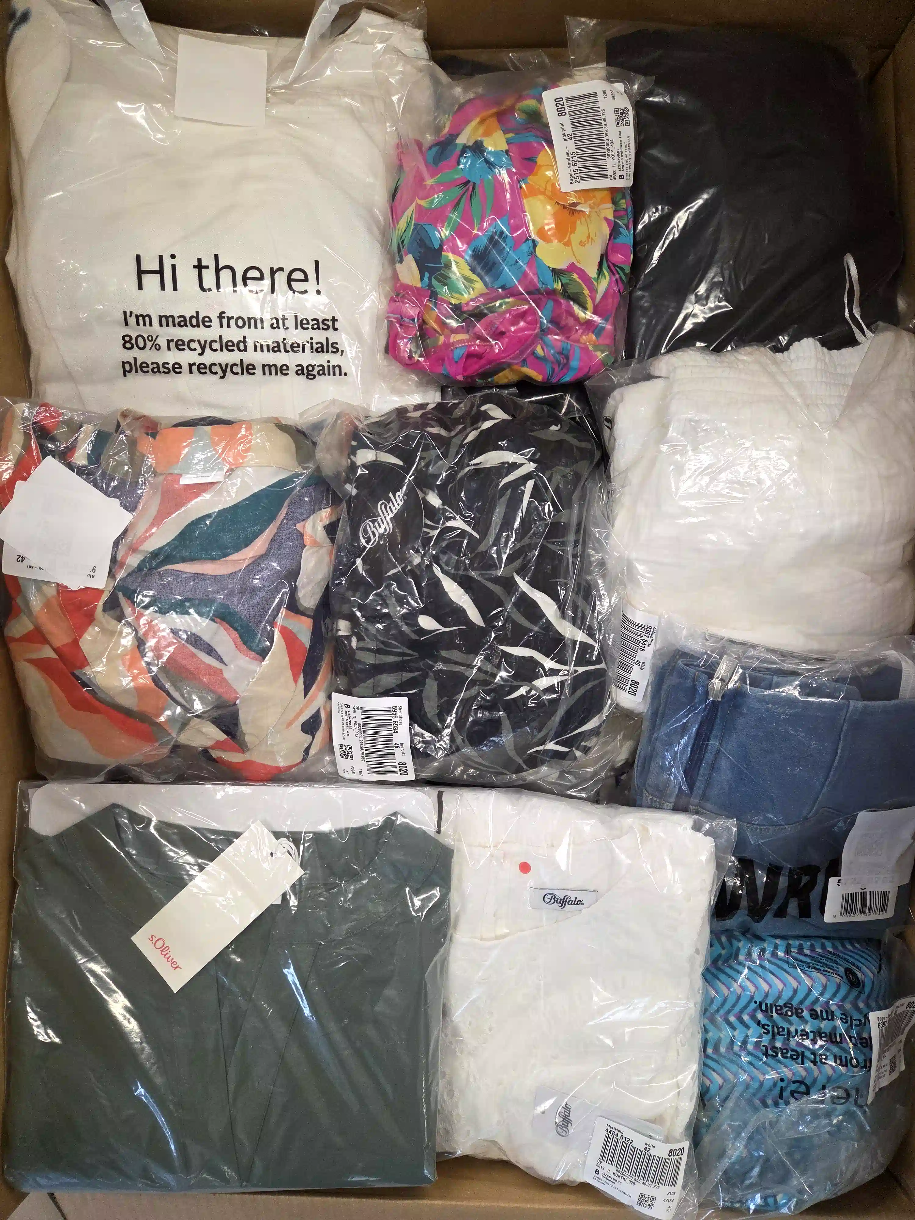 BY165 3 The photo shows a package with clothing in the category B.