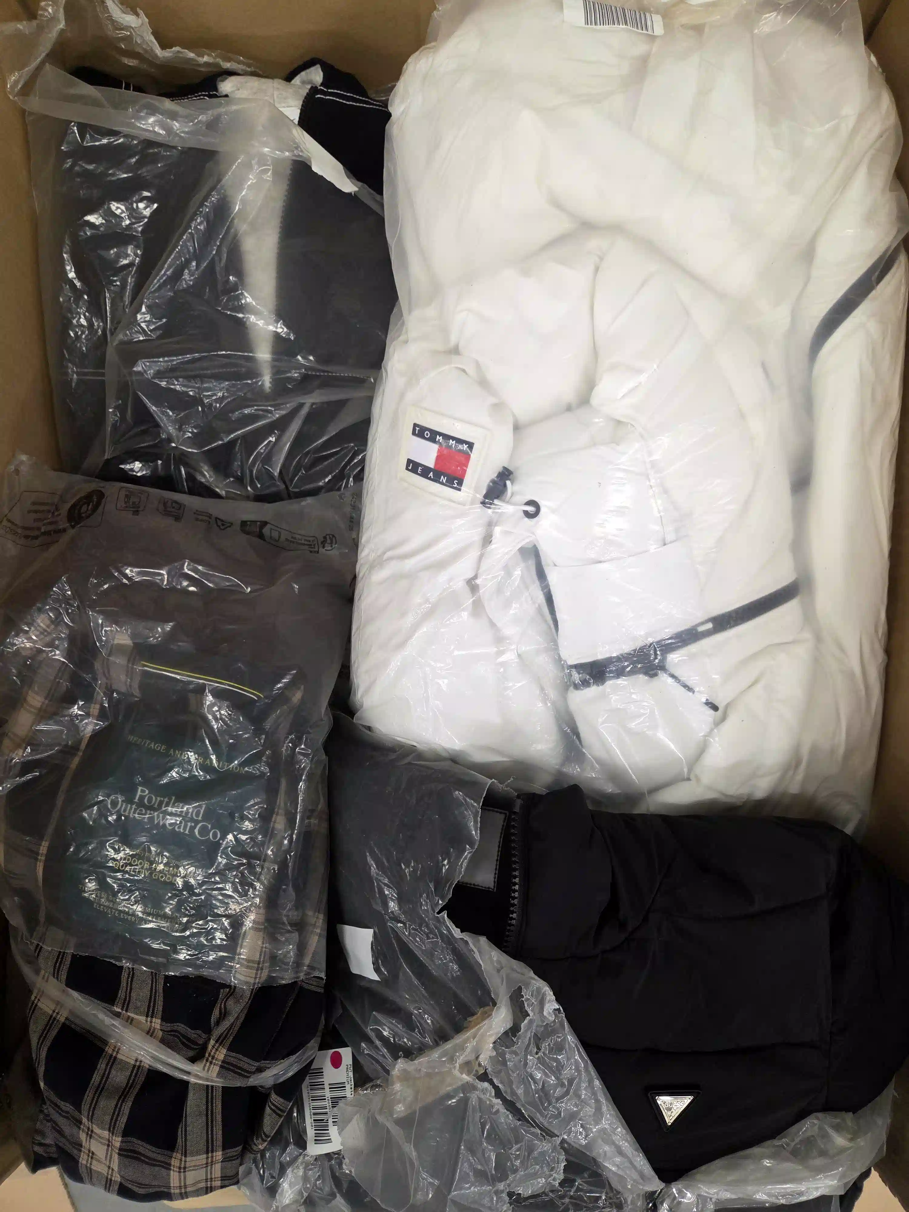 CJ167 3 The photo shows a package with clothing in the category C.