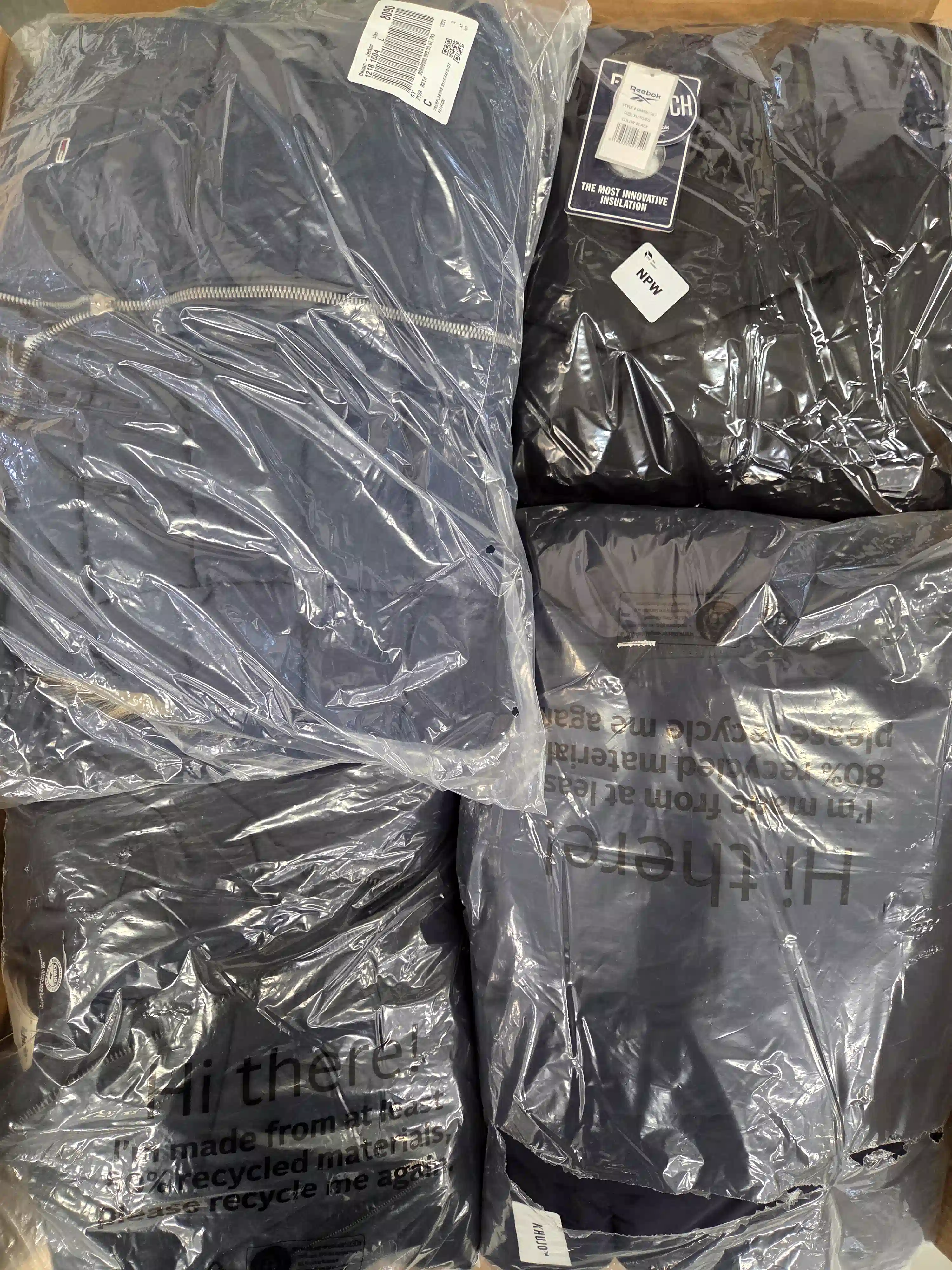 CJ168 3 The photo shows a package with clothing in the category C.