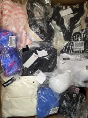 The photo shows a package with clothing in the category B.