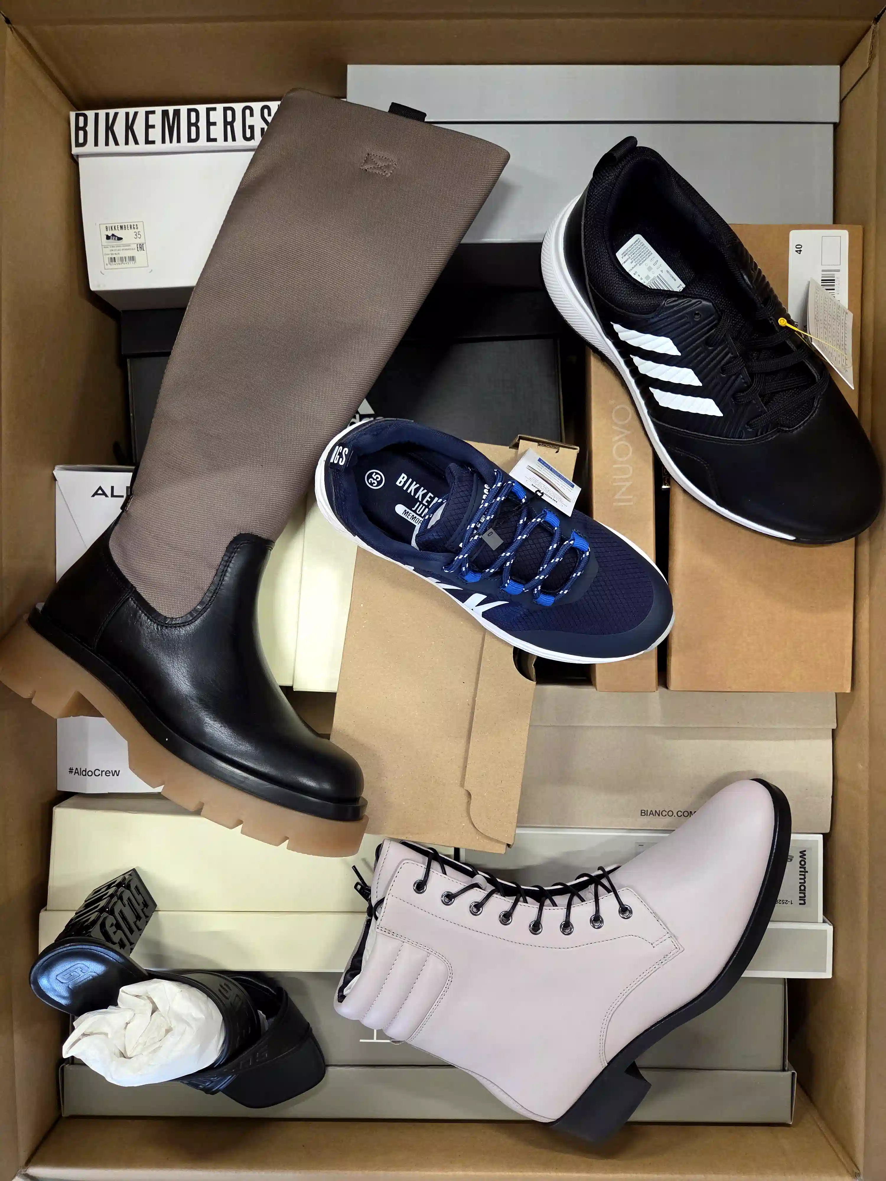 ASW171 3 The photo shows a package with footwear in the category AS.