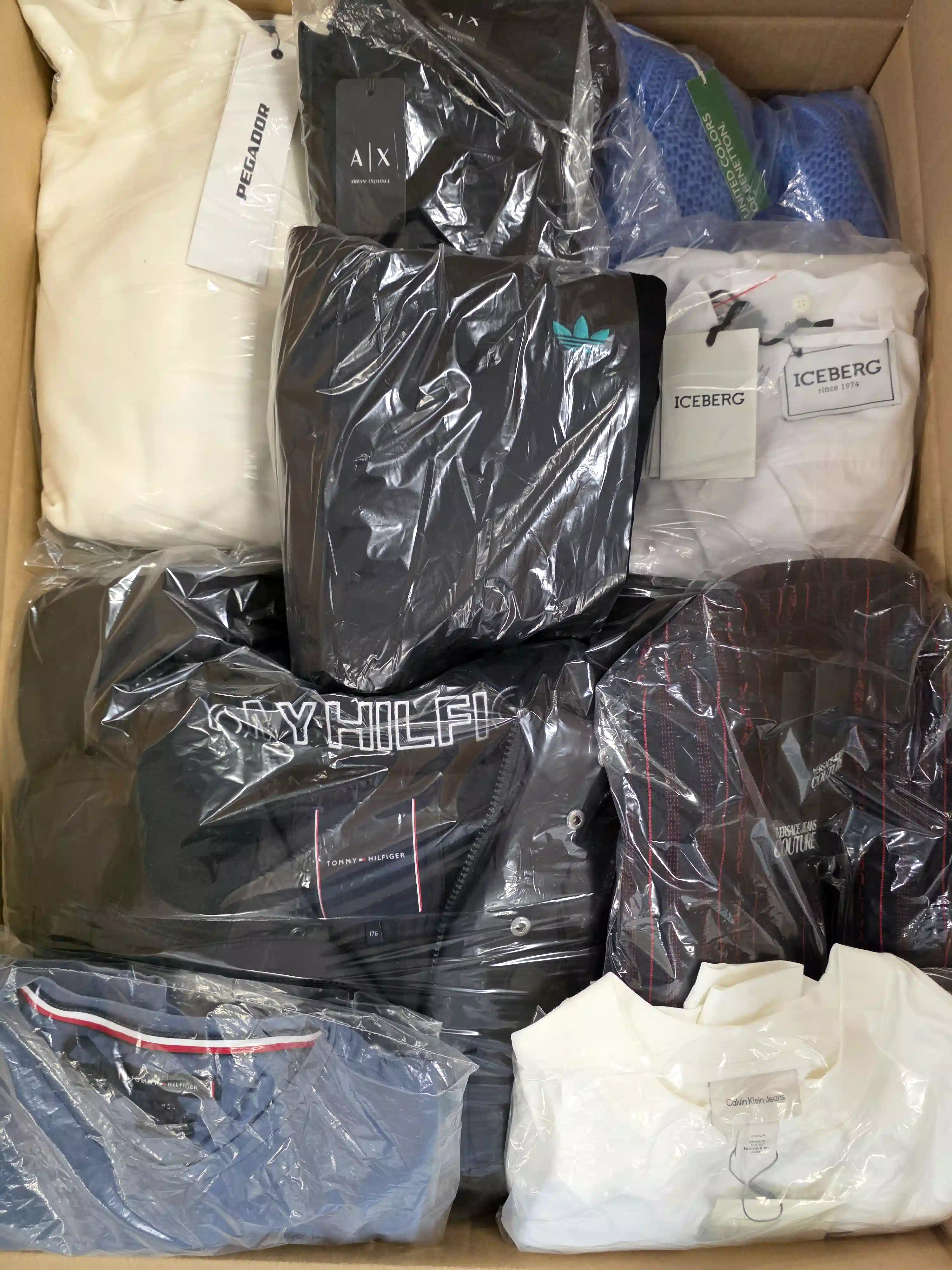 B1811 3 The photo shows a package with clothing in the category B.