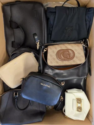 The picture shows a package with accessories in the category HC.