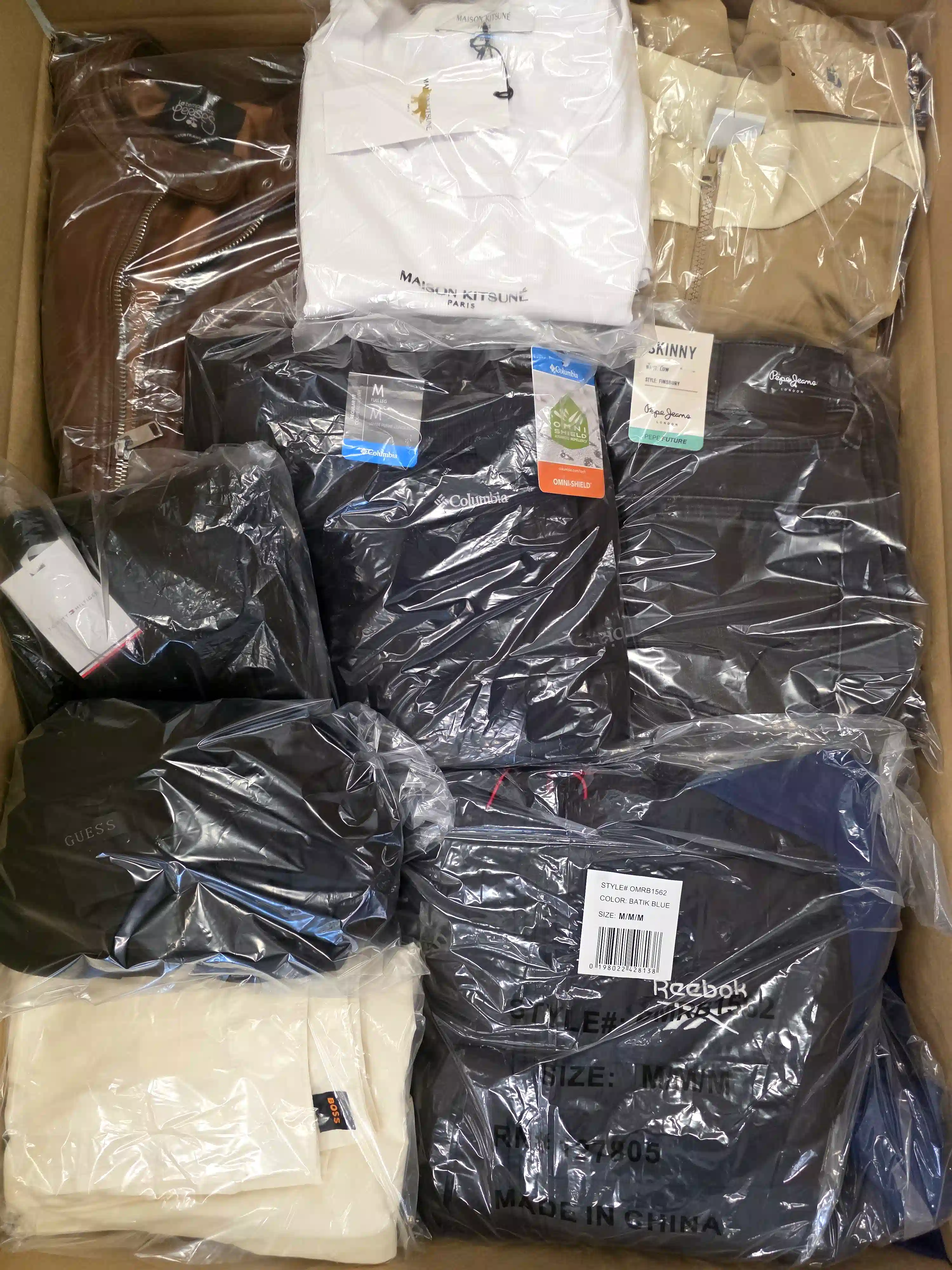 B1822 3 The photo shows a package with clothing in the category B.