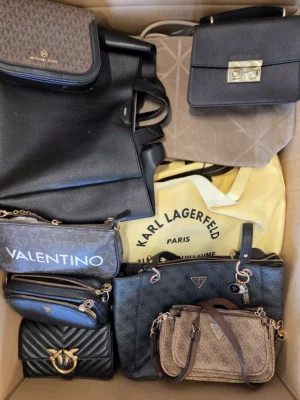The picture shows a package with accessories in the category HC.