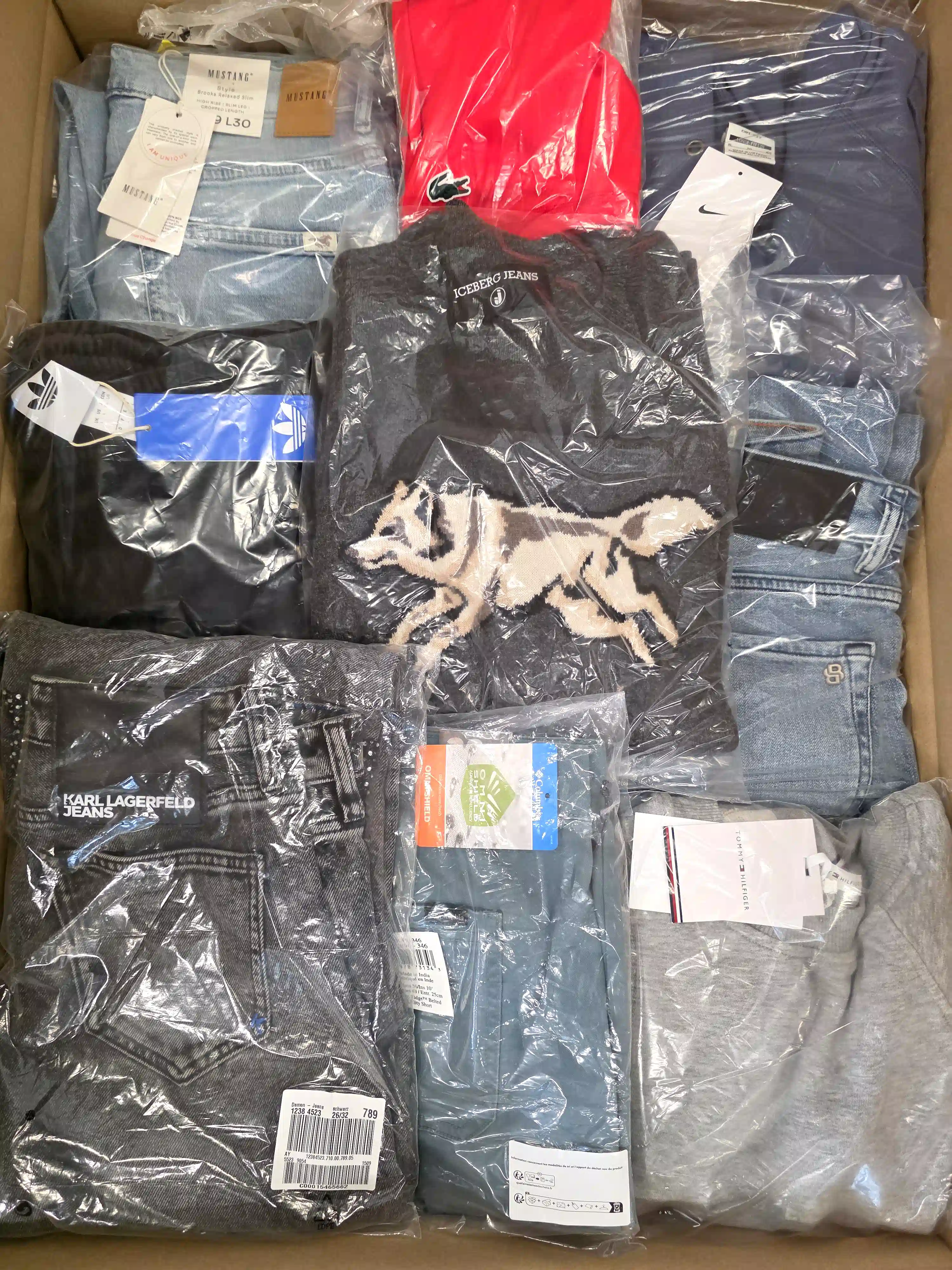 B1831 3 The photo shows a package with clothing in the category B.