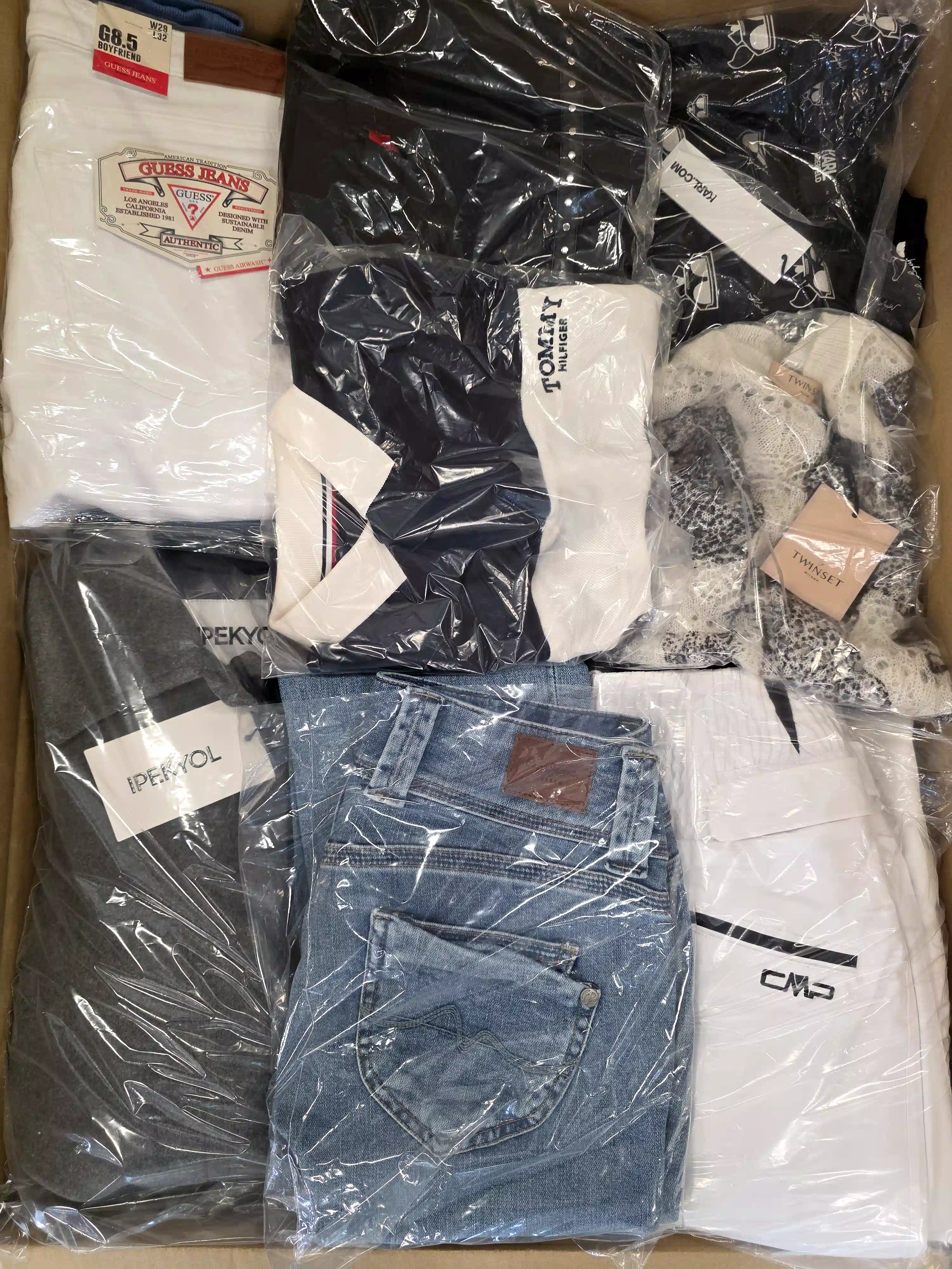 B1832 3 The photo shows a package with clothing in the category B.