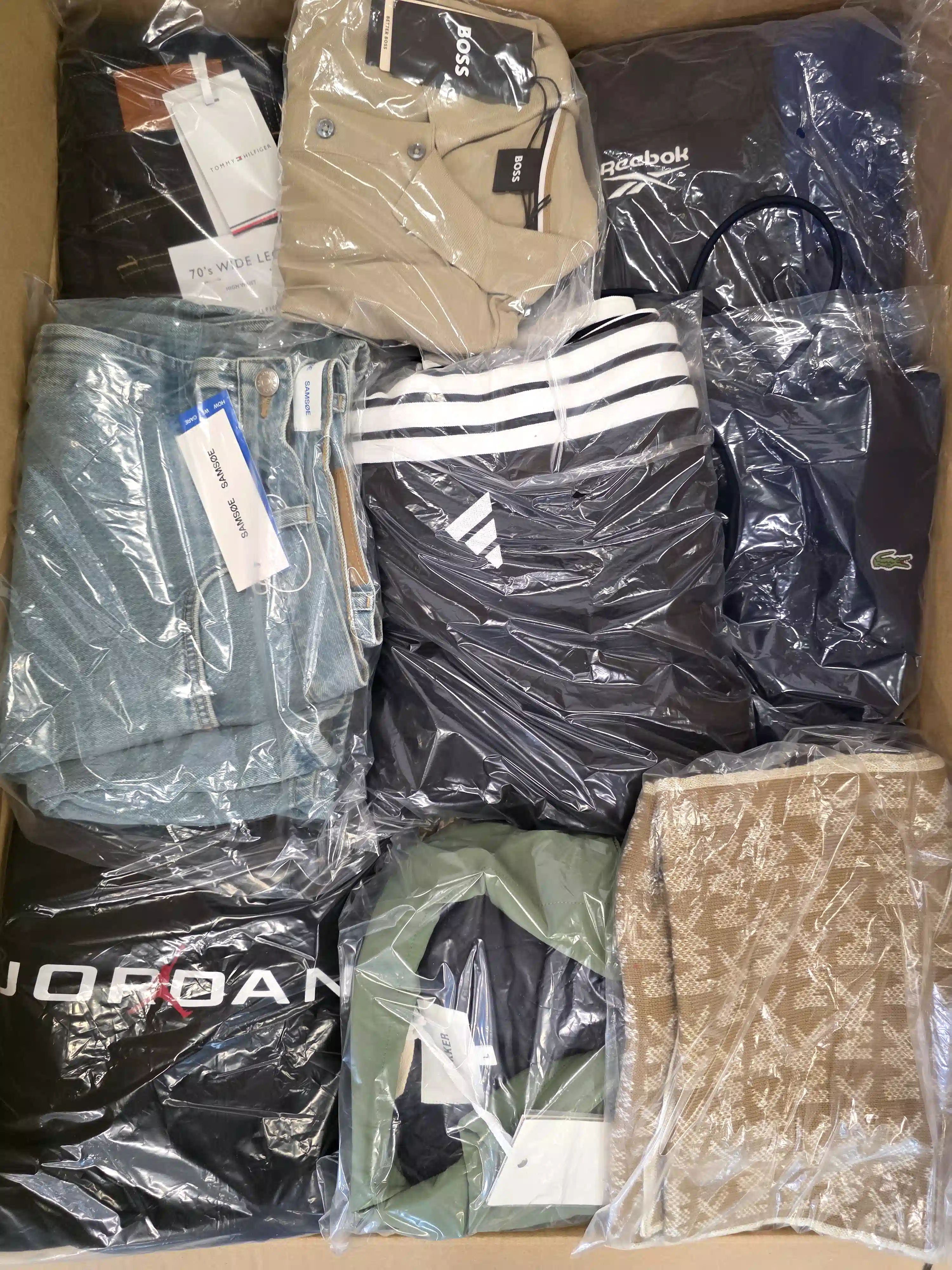 B1834 3 The photo shows a package with clothing in the category B.