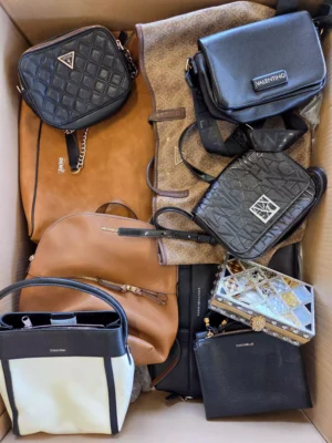 The picture shows a package with accessories in the category HC.