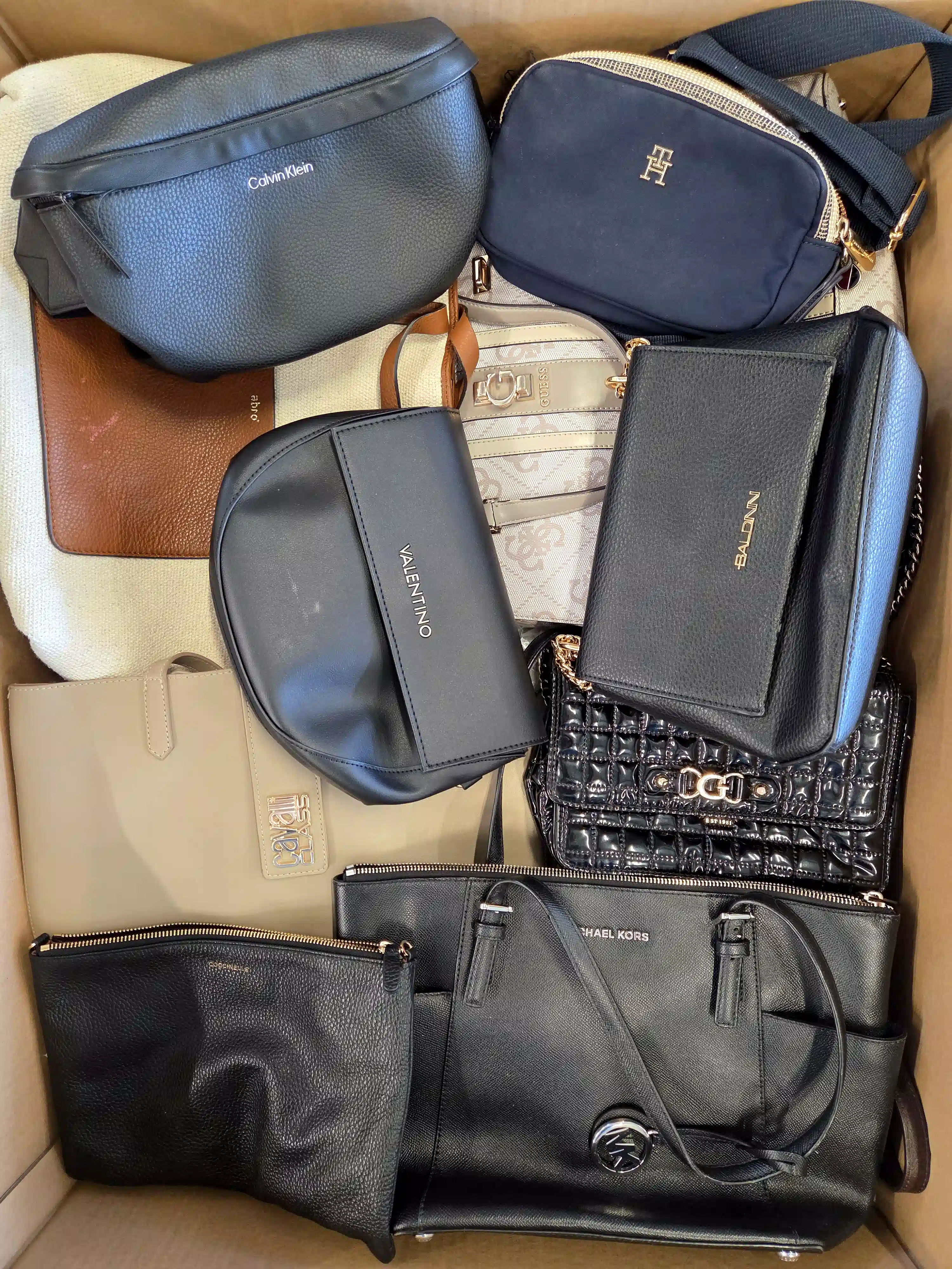 HC1841 3 The picture shows a package with accessories in the category HC.