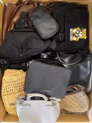 The picture shows a package with accessories in the category HC.