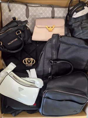 The picture shows a package with accessories in the category HC.
