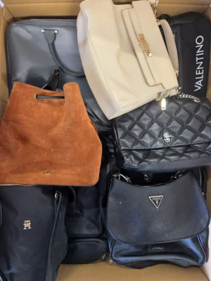 The picture shows a package with accessories in the category HC.