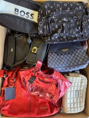 The picture shows a package with accessories in the category HC.