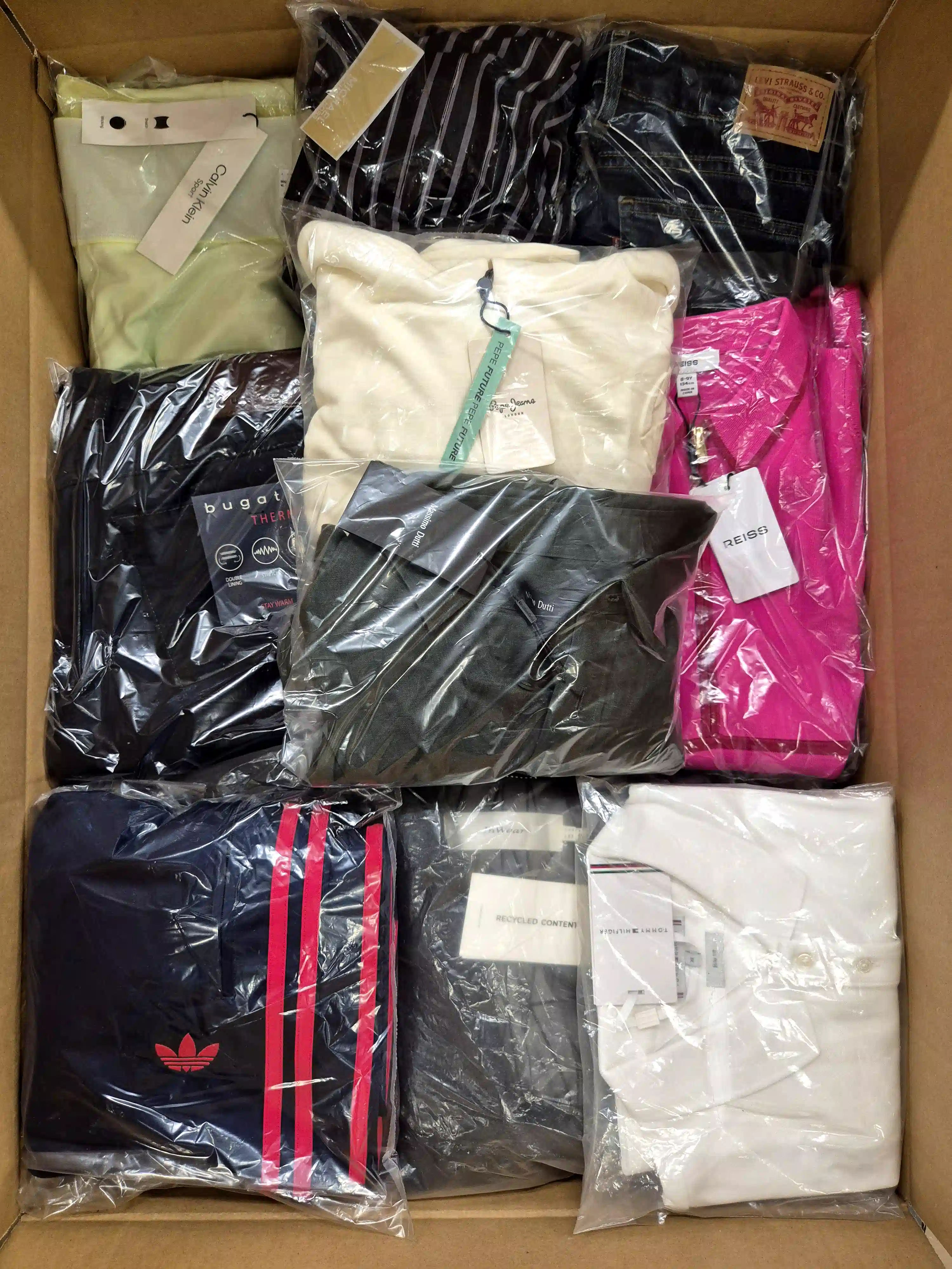 B1867 3 The photo shows a package with clothing in the category B.