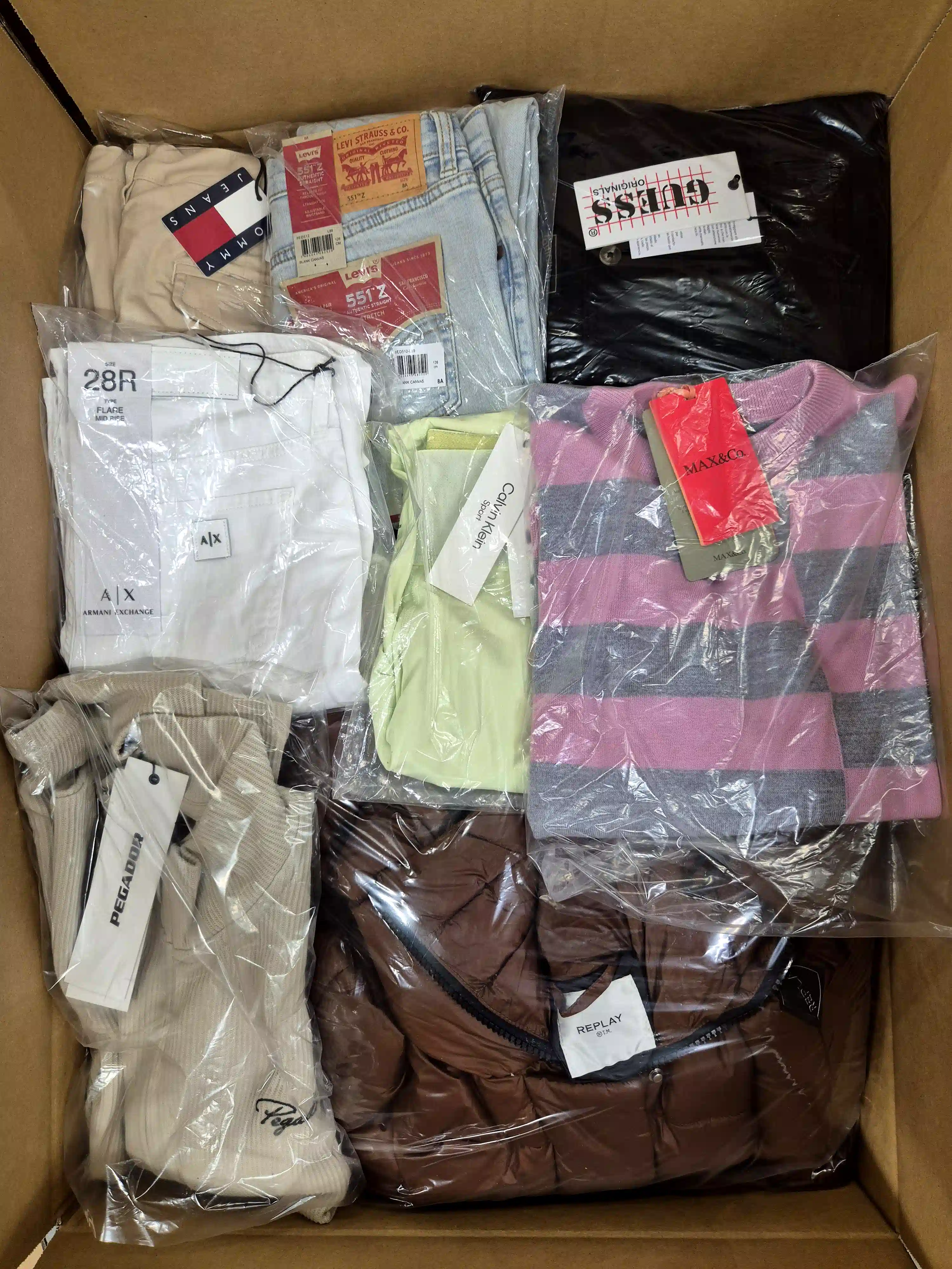 B1883 3 The photo shows a package with clothing in the category B.