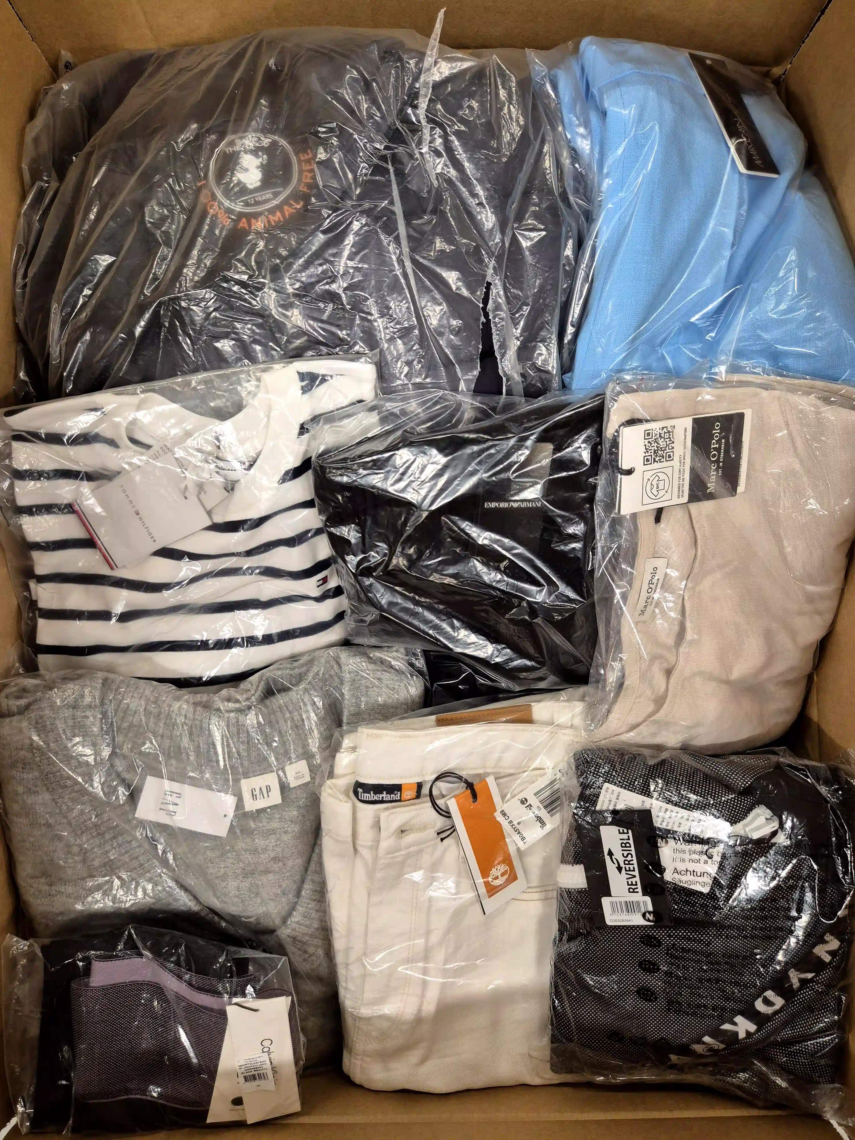 B1886 3 The photo shows a package with clothing in the category B.
