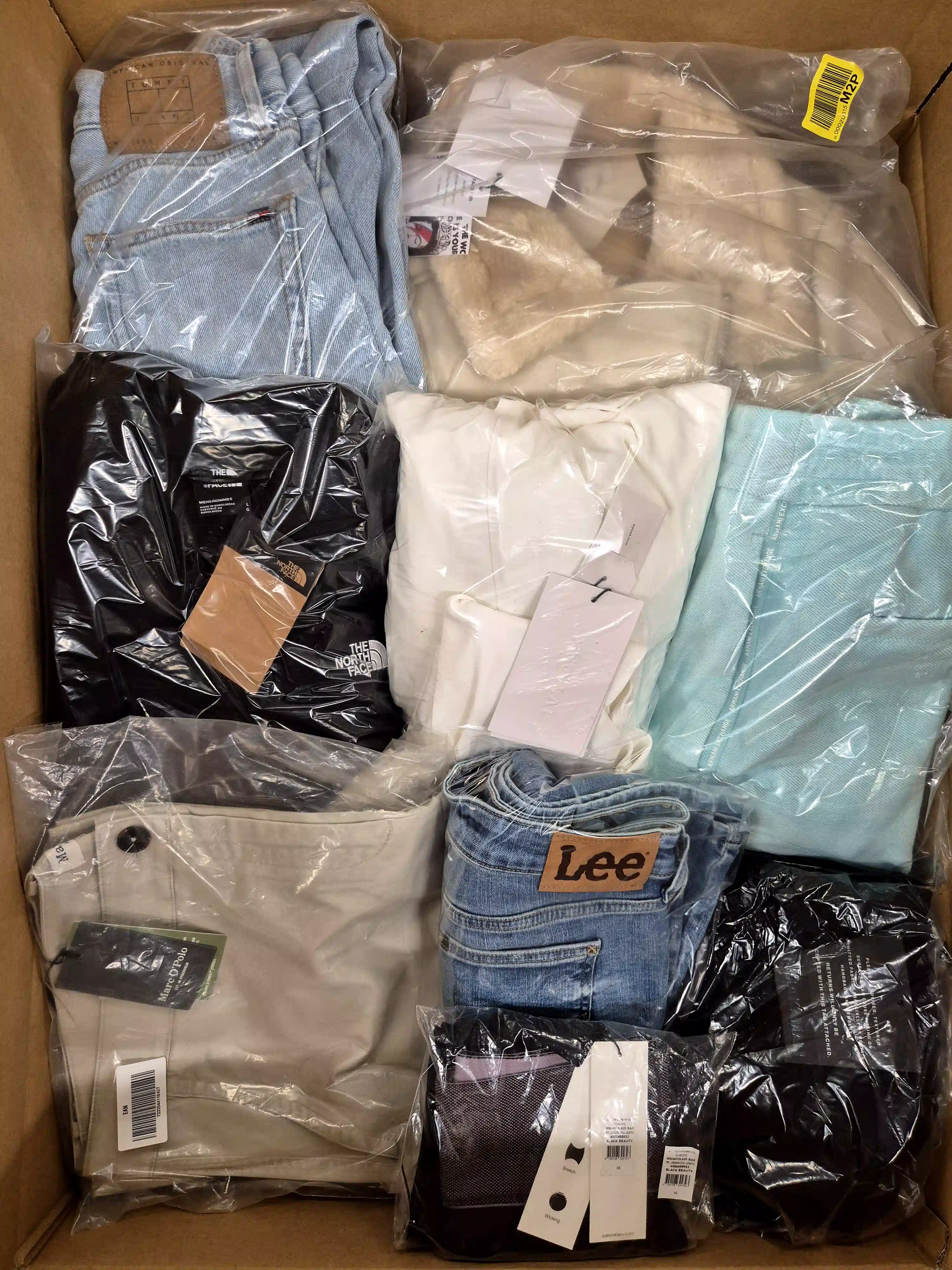 B1888 3 The photo shows a package with clothing in the category B.