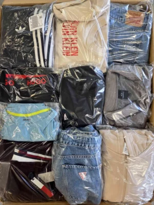 The photo shows a package with clothing in the category C.