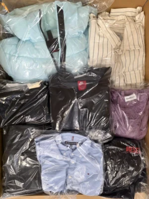 The photo shows a package with clothing in the category C.