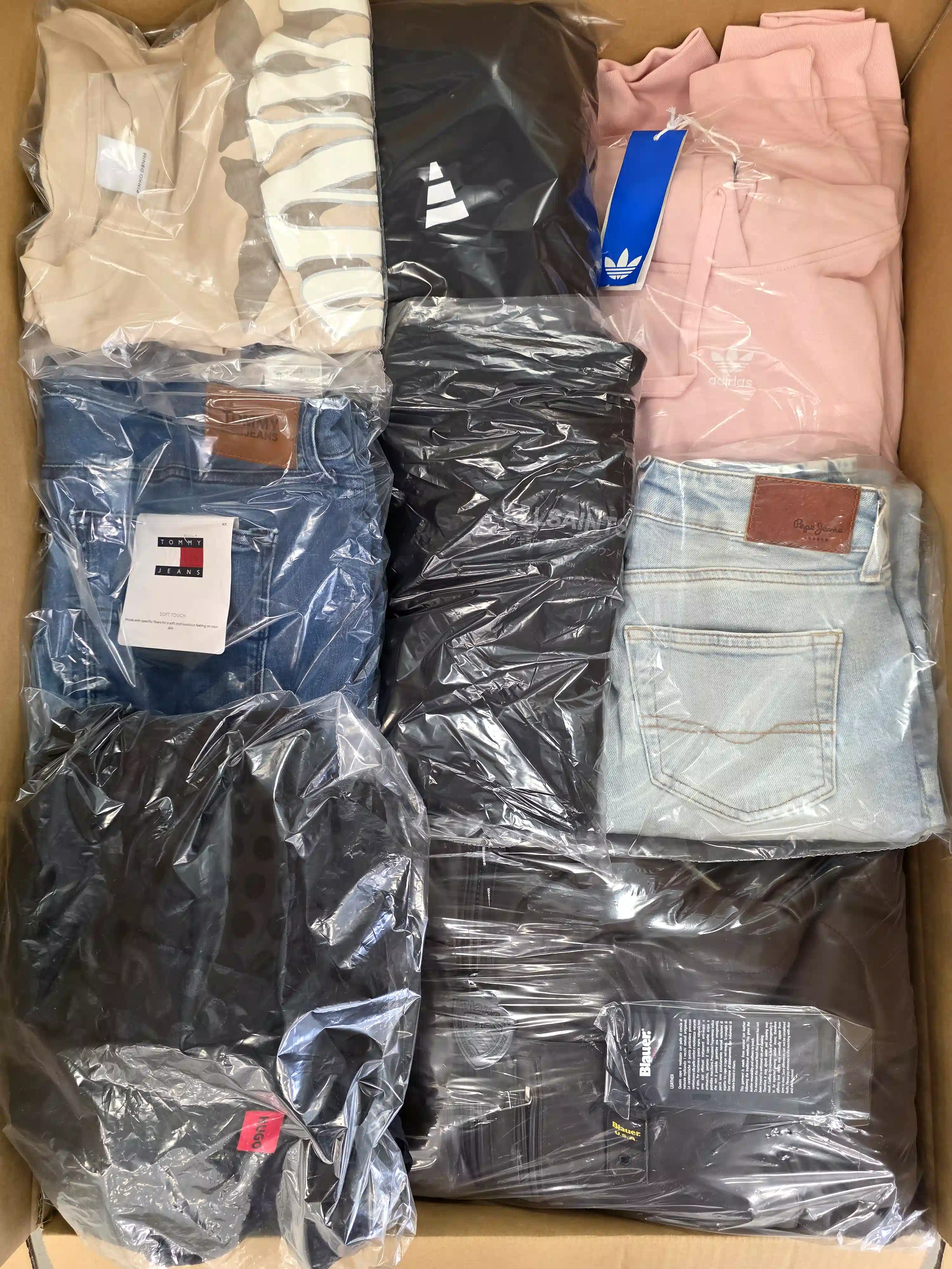 C2062 3 The photo shows a package with clothing in the category C.