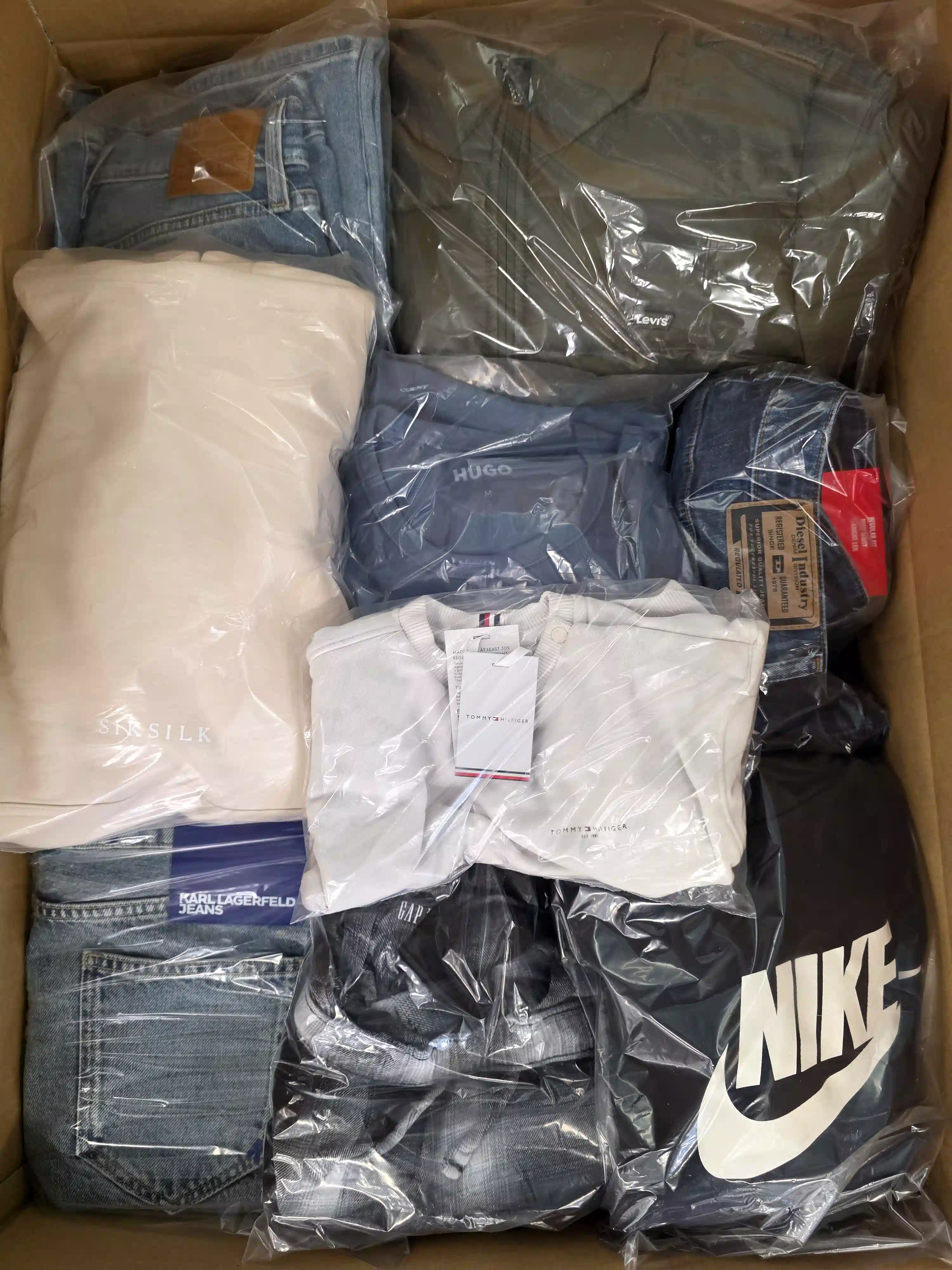 C2066 3 The photo shows a package with clothing in the category C.