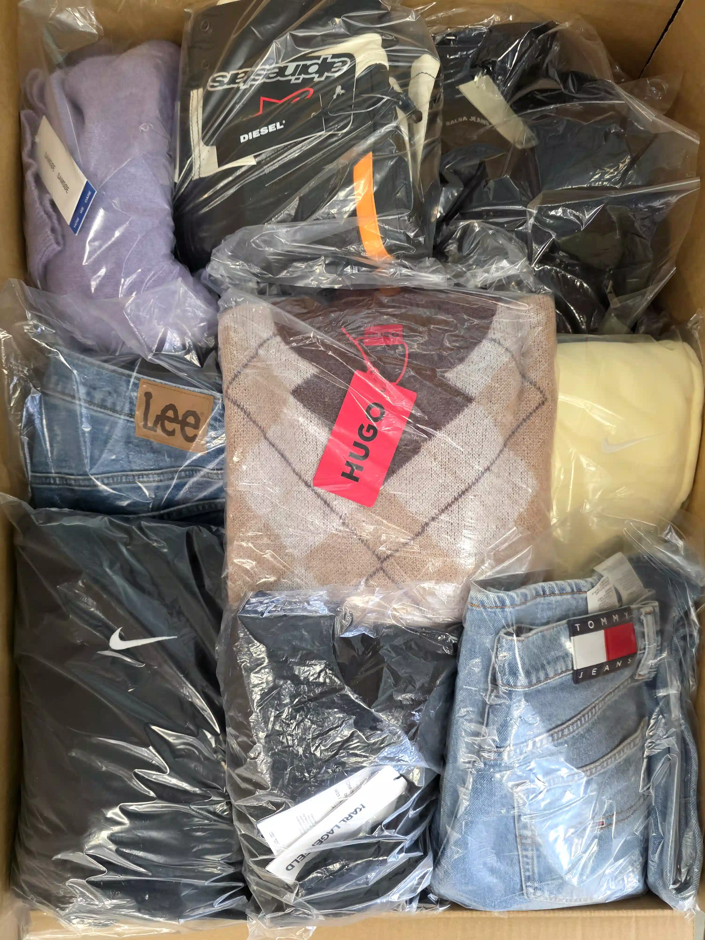 C2069 3 The photo shows a package with clothing in the category C.