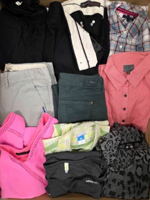The photo shows a package with clothing in the category U.