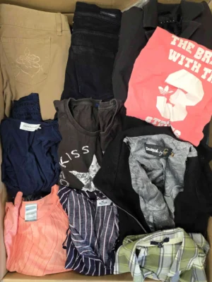 The photo shows a package with clothing in the category U.
