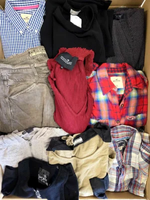 The photo shows a package with clothing in the category U.