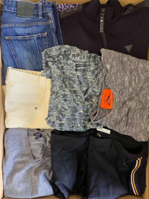 The photo shows a package with clothing in the category U.