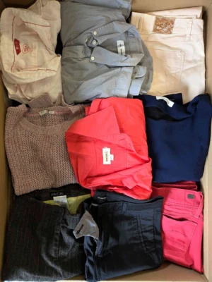 The photo shows a package with clothing in the category U.