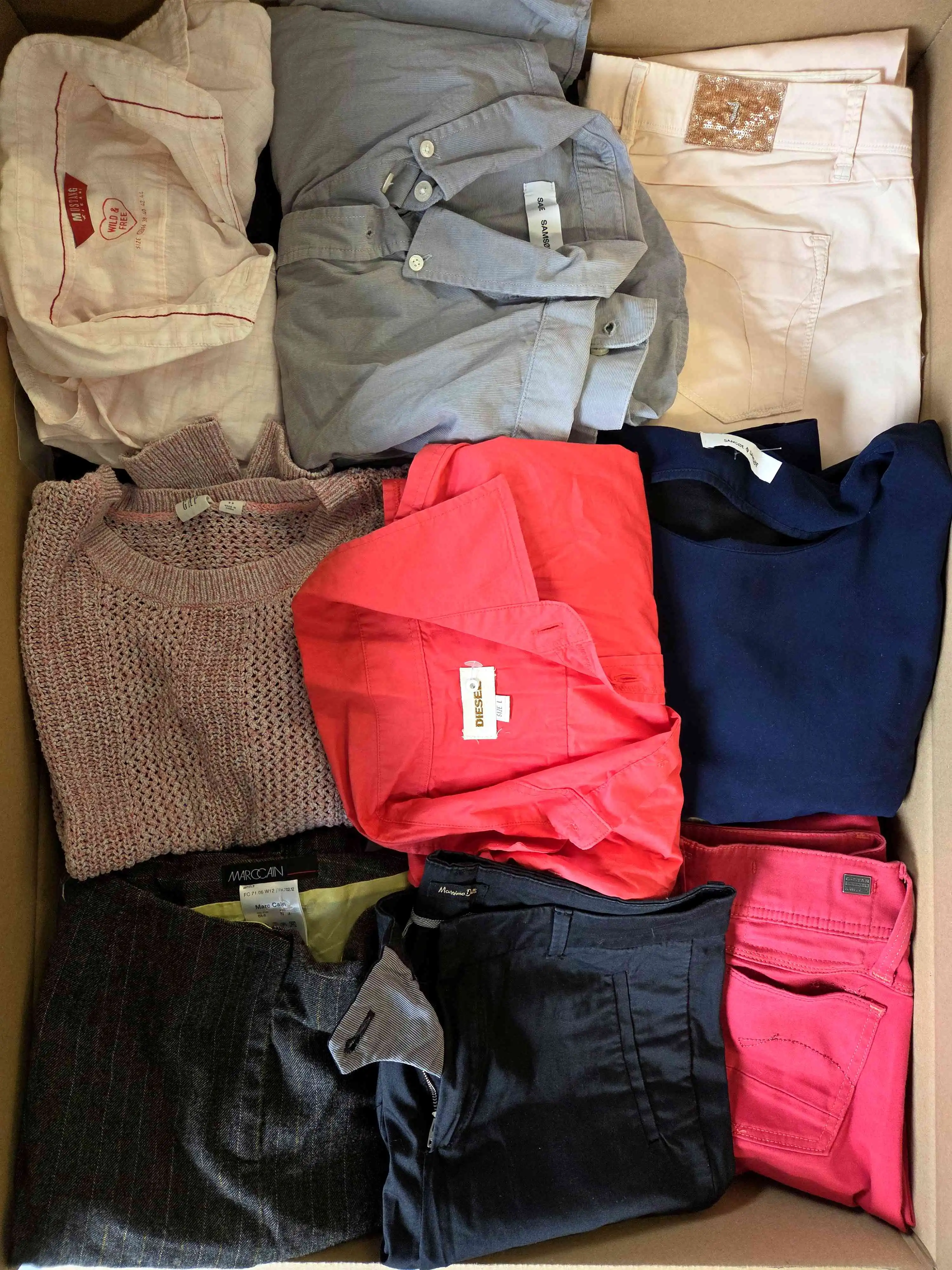 U2124 3 The photo shows a package with clothing in the category U.