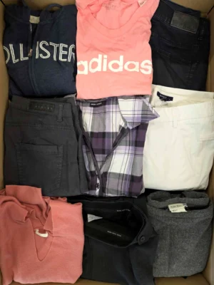 The photo shows a package with clothing in the category U.