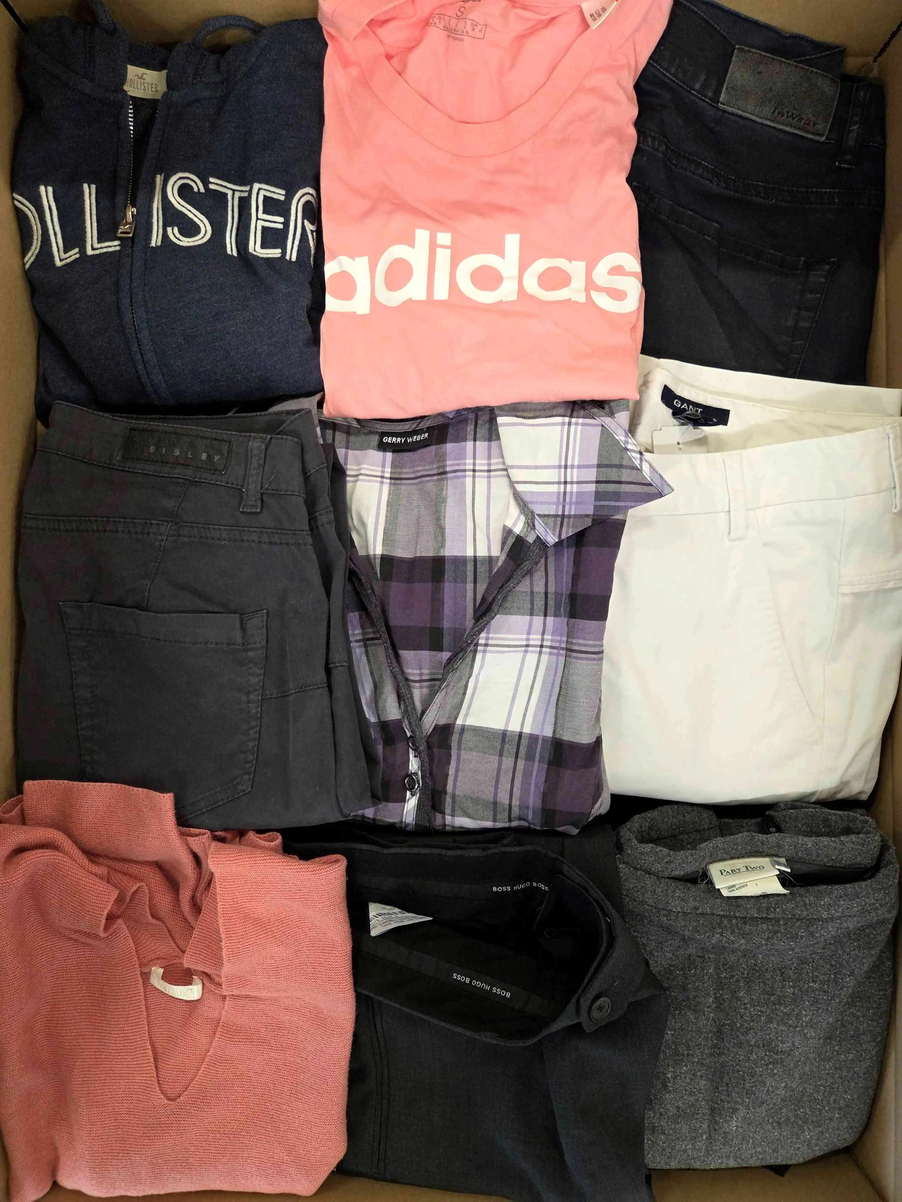 U2140 3 The photo shows a package with clothing in the category U.