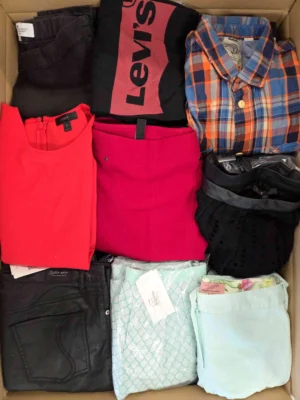 The photo shows a package with clothing in the category U.